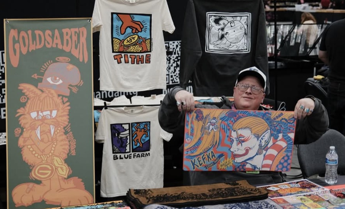 Goldsabertooth at his vendor booth